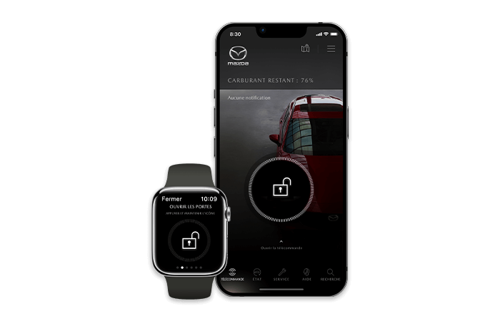 Un téléphone intelligent et une montre connectée affichent l’écran de l’appli MyMazda avec le bouton de déverrouillage.    
