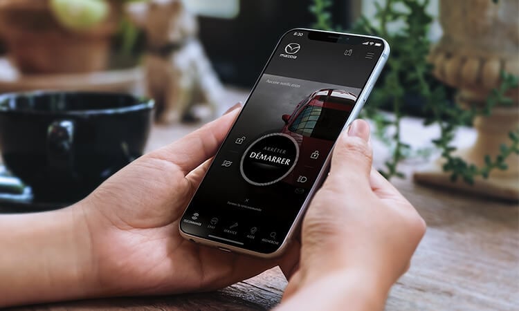 L’application MyMazda en mode démarrage sur l’écran d’un téléphone. 