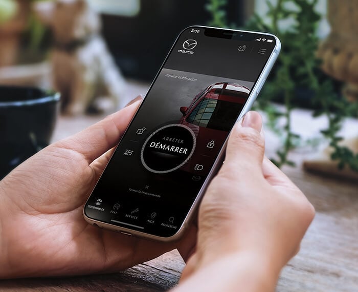 L’application MyMazda en mode démarrage sur l’écran d’un téléphone. 
