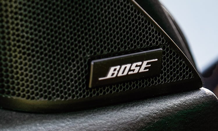 Gros plan d’un haut-parleur d’aigus à néodyme avec le logo Bose, côté conducteur. 