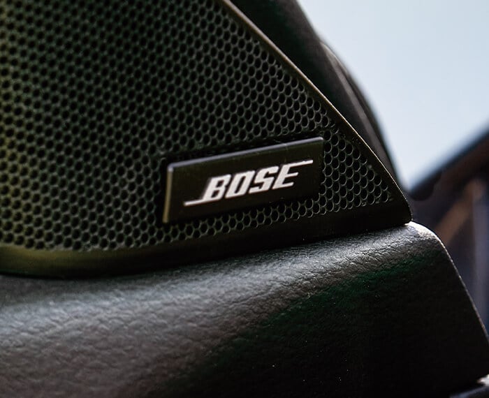 Gros plan d’un haut-parleur d’aigus à néodyme avec le logo Bose, côté conducteur.