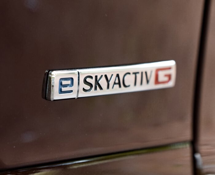 Gros plan de l’emblème « e-Skyactiv G » sur le véhicule.