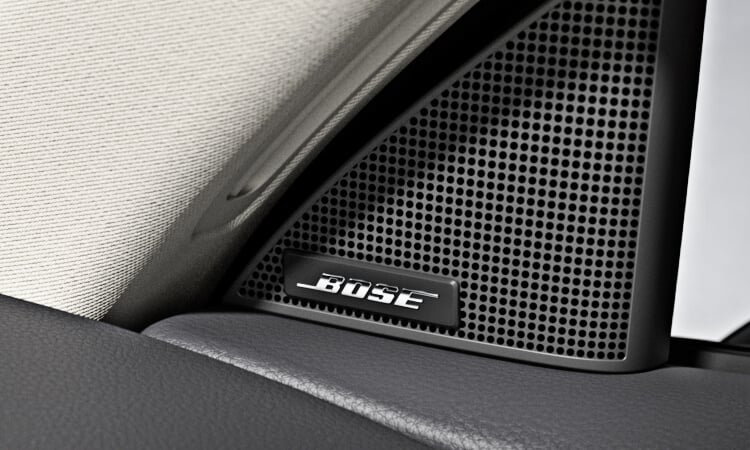 Gros plan du logo Bose sur le haut-parleur de la garniture de porte.