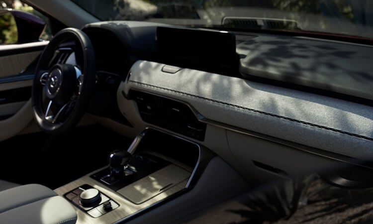 Vue du côté passager de la planche de bord et de la console à l’intérieur du CX-90.