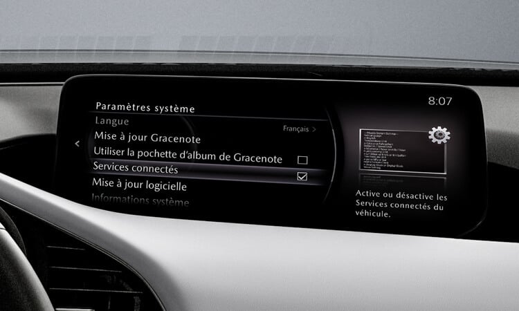 Tableau de bord avec l’écran Mazda Connect. 