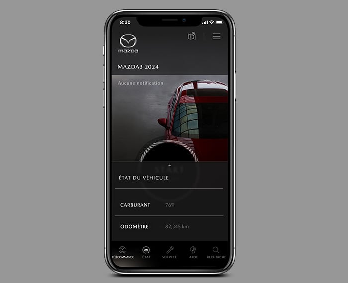 Téléphone intelligent avec l’appli MyMazda sur l’écran de l’État du véhicule. 