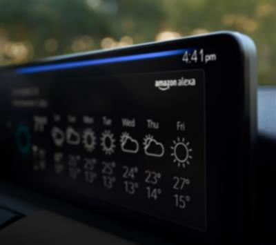 Gros plan de l’interface Amazon Alexa intégrée sur l’écran de la console intérieure d’une MX-5 RF. 