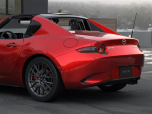 Gros plan de l’arrière d’une MX-5 RF rouge. 